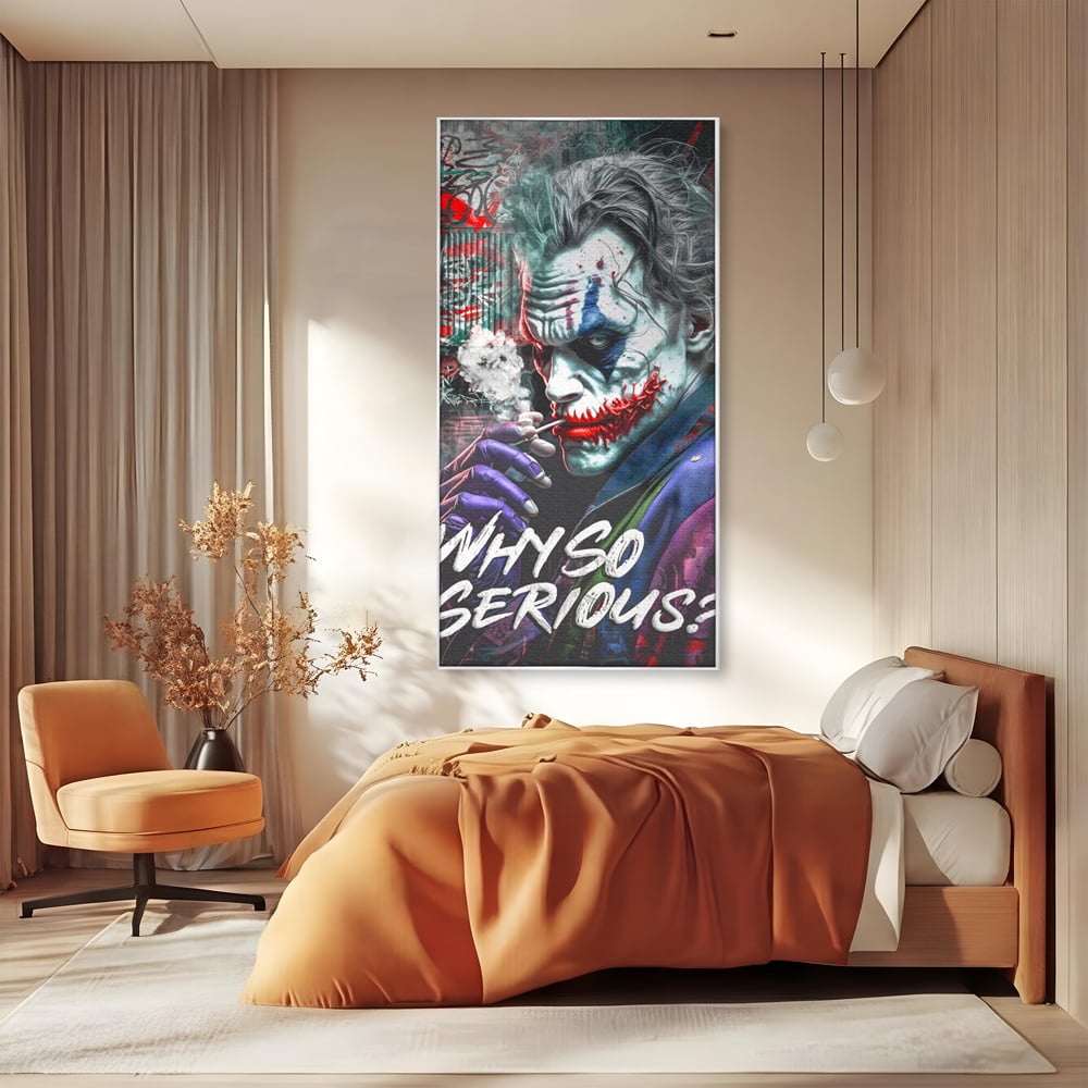 Tablou canvas cu tablou canvas cu jokerul fumand, in rama de aluminiu argintiu, pe perete intr-un dormitor
